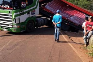 В Парагвае перевернулся грузовик с пивом на радость местным жителям