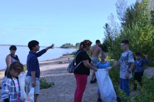 Астраханские активисты собрали с берега Волги 20 мешков мусора