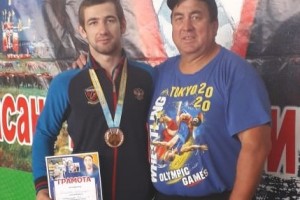 Астраханец завоевал бронзу на турнире по борьбе на поясах