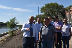 В центре Астрахани появится 34 тысячи квадратных метров рулонного газона