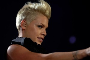 Пинк представила трогательное видео на песню Hurts 2B Human