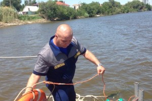 В Астраханской области спасатели вытащили из воды мужчину