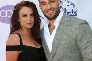 Бритни Спирс показала растяжку и белые чулки