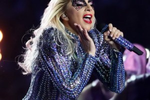 Поклонник уронил Леди Гагу со сцены 