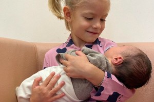 Дочь Тимати нянчится с новорожденным братом