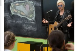 Диана Арбенина устроила «Культурный марафон» под гитару с московскими старшеклассниками