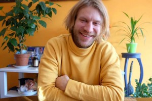 Иван Дорн спел "Три хороших песни" во дворе дома фаната