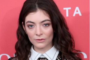 Лорд отложила выход альбом из-за смерти собаки