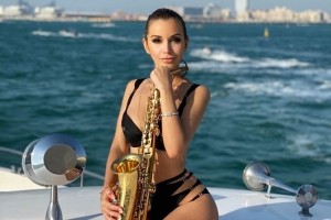 Ольга Орлова поделилась фото в черном купальнике с саксофоном в руках
