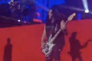 Рок-группа Scorpions подняла российский флаг на концерте в Москве