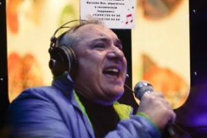 Николай Фоменко поет песни группы «Секрет» в караоке-будке