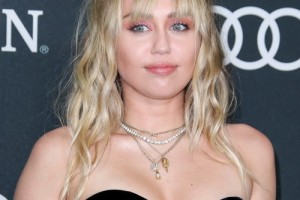 Майли Сайрус дала обет молчания после операции