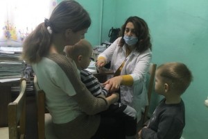 Врачи «мобильной поликлиники» продолжат помогать детям в Икрянинском районе
