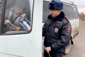 Сотрудники ГИБДД в Астрахани выявляют нарушения маршрутчиков с помощью нового метода