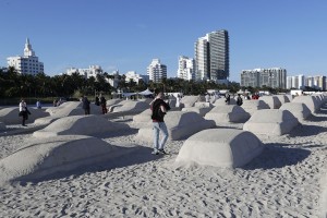 В США на одном из пляжей появились 66 автомобилей из песка в натуральную величину