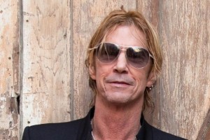 Басист GUNS N' ROSES опубликовал сольный видеоклип 'Cold Outside'!!!!!!!!!!!!!!!!!!!