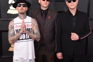 Blink-182 предложили развестись в Рождество и показали новогодние ужасы