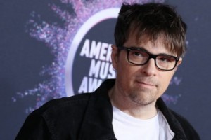 Weezer ищут в сказочном лесу Кристен Белл в клипе «Lost in the Woods» 