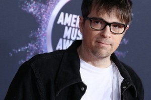 Weezer ищут в сказочном лесу Кристен Белл в клипе «Lost in the Woods» 