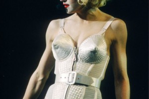 Ольга Бузова повторила образ Мадонны с конусообразным бюстгалтером в клипе «Не виновата»