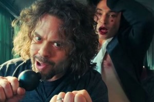 Зак Снайдер воспел Хануку со звёздами «Фантастических тварей» 