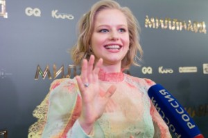Александра Бортич стала Снегурочкой на службе у злого Деда Мороза в клипе Cream Soda 