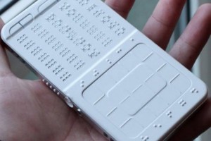 Создан первый в мире смартфон для слепых с клавиатурой Брайля