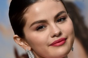 Селена Гомес прогулялась по волшебному саду 