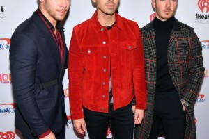Jonas Brothers вернулись в фильмы 70-80-х вместе со своими женами в новом клипе 