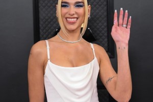 Дуа Липа лишила сердца своего партнера по танцам в клипе «Physical»