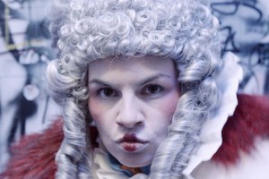 Cheese People станцевали «Контрданс» в париках 