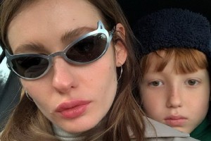 Луна оказалась на пустынном пляже с сыном 