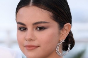 Селена Гомес выпустила новый трек через месяц после альбома 