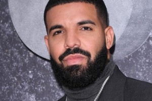 Дрейк прогулялся по Нью-Йорку и Торонто в клипе из двух песен