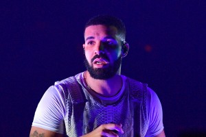 Дрейк поделился двумя новыми песнями - "When To Say When" и "Chicago Freestyle". Он посвятил их Эминему и Jay-Z