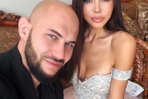 Джиган заснял, как жена кормит грудью сына