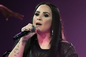 Деми Ловато сняла клип о борьбе с самой собой