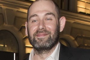 Семён Слепаков сделал из мема «Вези меня, мразь» поздравление с женским днём 