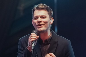 Дмитрий Ланской дал концерт среди пальм, орхидей и близких людей