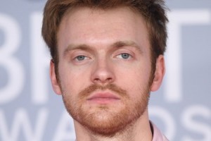 Finneas станцевал на крыше в клипе «Let’s Fall In Love For The Night» 