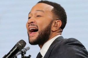 Джон Ледженд спел песню про действия 