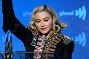 Мадонна назвала коронавирус «великим и ужасным» из ванны 