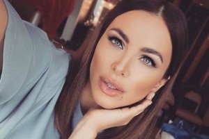 ВАУ, ШИКАРНАЯ! АНИ ЛОРАК ПОХВАСТАЛАСЬ ИДЕАЛЬНОЙ ФИГУРОЙ В КРОХОТНОМ ТОПЕ